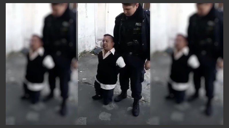 El hombre arrestado recibió maltrato verbal de la policía.