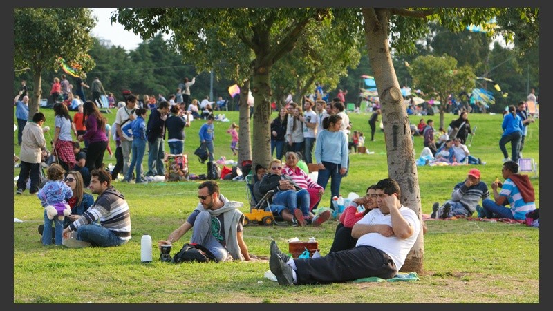 El sol apareció de a ratos, pero la gente aprovechó las agradables temperaturas y se acercó al Scalabrini Ortiz. (Alan Monzón/Rosario3.com)