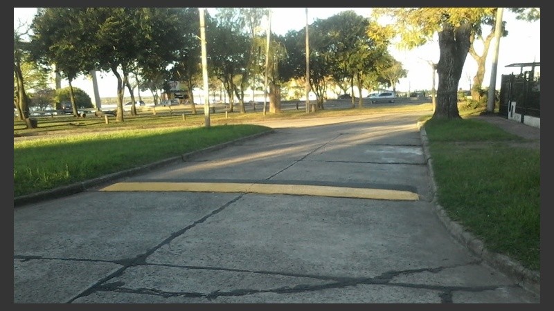 Uno de los retardadores de velocidad colocados en la zona. 