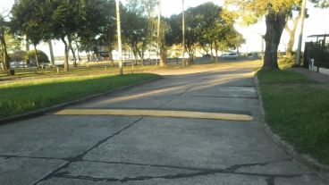 Uno de los retardadores de velocidad colocados en la zona.