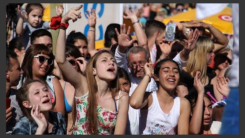 Las fans de las bandas invitadas disfrutaron la fiesta.