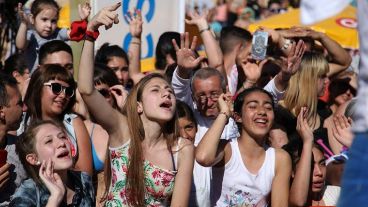 Las fans de las bandas invitadas disfrutaron la fiesta.