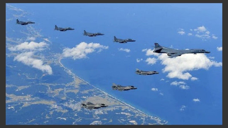 Bombarderos estadounidenses B-1B rozaron este sábado las costas norcoreanas.