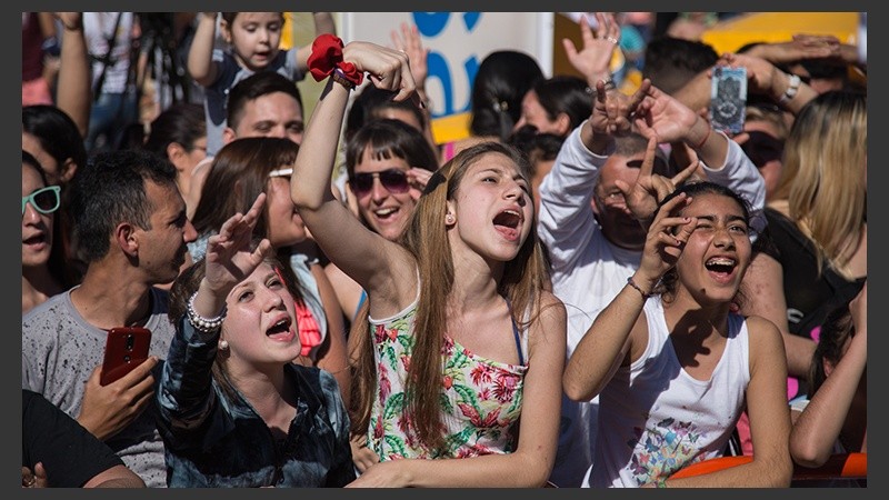 Chicas y chicos disfrutaron a pleno la fiesta de la radio en un día a puro sol. 
