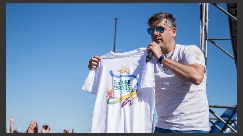 Seba Oneto regaló varias remeras al público.