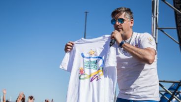 Seba Oneto regaló varias remeras al público.