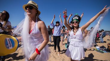 Unas jóvenes disfrutan de la música.