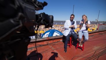 Juan Junco y Analía Bocassi estuvieron en la transmisión de Canal 3.
