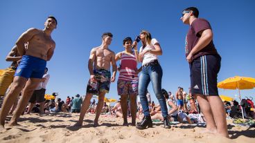 Jésica Caballero entrevistado a chicos durante la transmisión en vivo de El Tres.