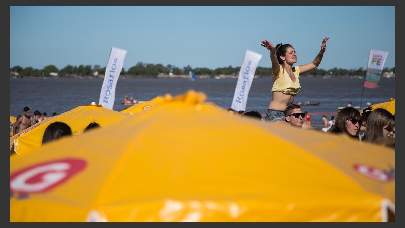 Una chica grita al ritmo de la música en vivo.