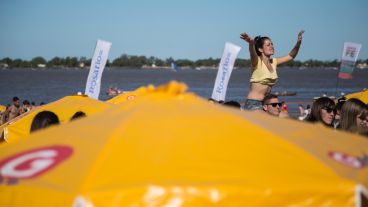 Una chica grita al ritmo de la música en vivo.