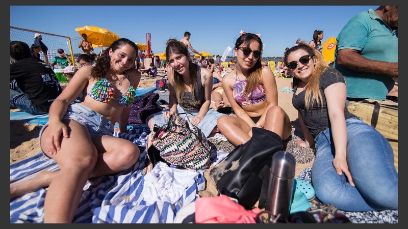 Las chicas posando para la foto. El buen tiempo ayudó este sábado de festejos.