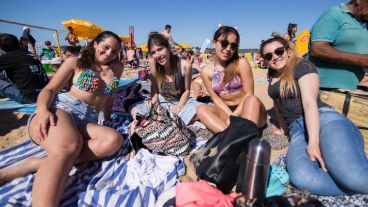 Las chicas posando para la foto. El buen tiempo ayudó este sábado de festejos.