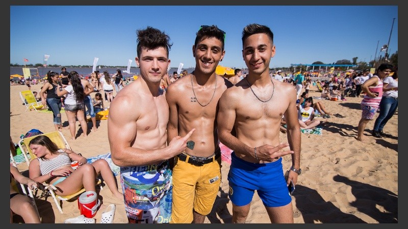 Unos jóvenes disfrutaron del radiante sol que hubo en la tarde del sábado.