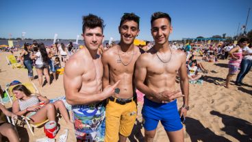 Unos jóvenes disfrutaron del radiante sol que hubo en la tarde del sábado.