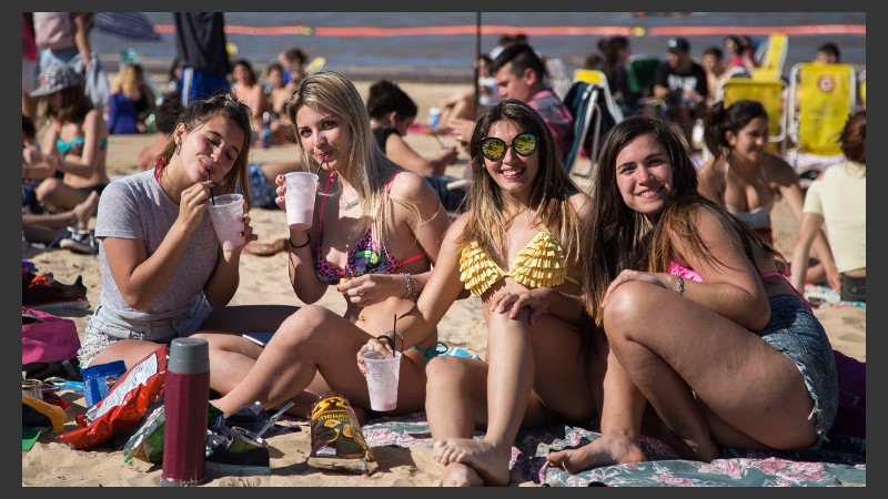 Uno de los tantos grupitos de chicas que llegó hasta las arenas de La Florida.