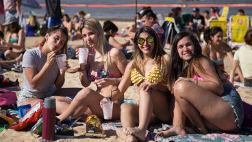 Uno de los tantos grupitos de chicas que llegó hasta las arenas de La Florida.