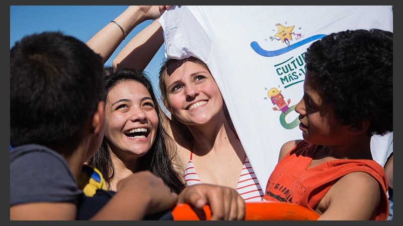 Las chicas ganaron su remera de Cultura Más Vos.