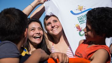 Las chicas ganaron su remera de Cultura Más Vos.