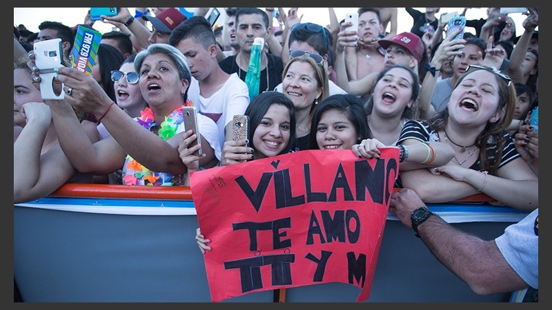 Las seguidoras de El Villano no pararon de cantar.
