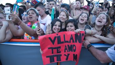 Las seguidoras de El Villano no pararon de cantar.