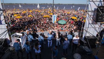 Arena y baile bajo el sol, para recibir a la primavera.