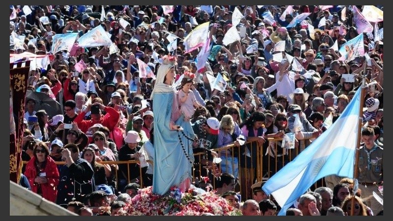 Fieles de todo el país veneran a la virgen de San Nicolás.