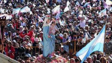 Fieles de todo el país veneran a la virgen de San Nicolás.