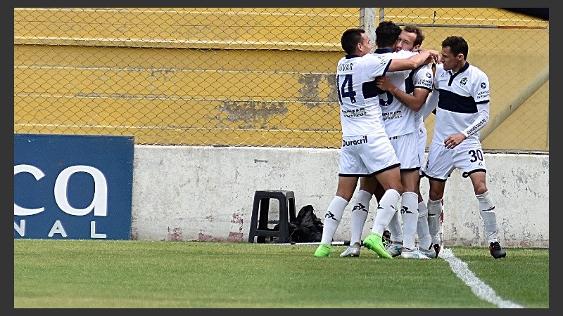 Abrazos en el córner para el autor del gol de la fecha.