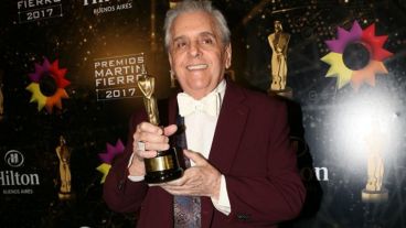 Gasalla con el Martín Fierro que ganó este año.