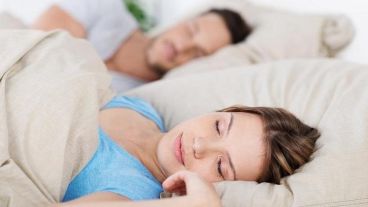 Dormir sobre el costado derecho puede empeorar la acidez estomacal.