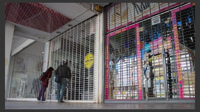 Negocios a persianas bajas. 