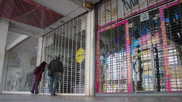 Negocios a persianas bajas.