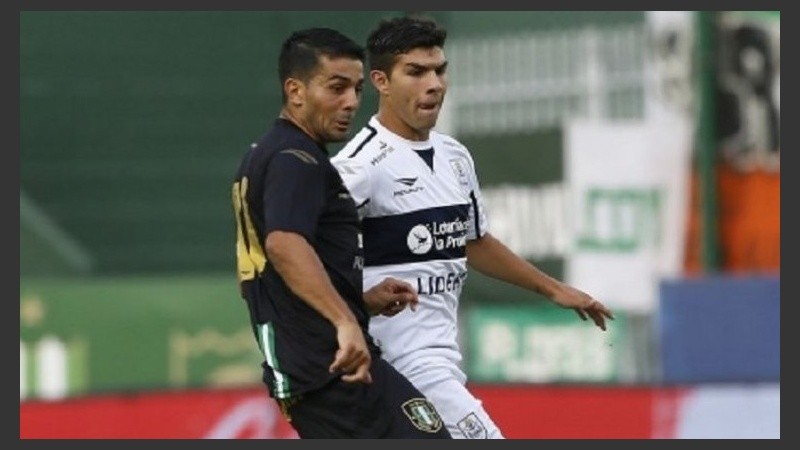 Perdomo, en escena ante Ervitti, el año pasado.