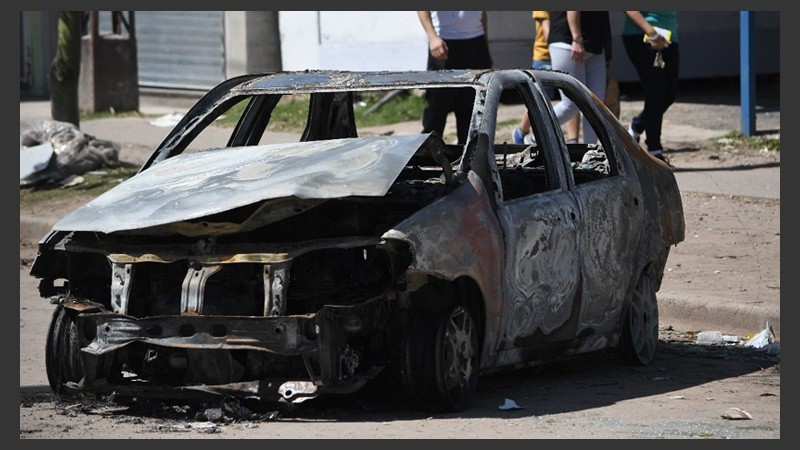 Los bomberos apagaron el fuego en el auto y después vieron el cuerpo.