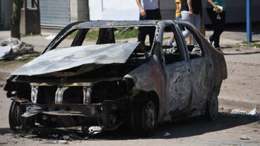 Los bomberos apagaron el fuego en el auto y después vieron el cuerpo.
