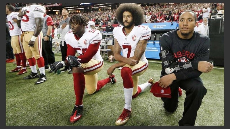 Rodilla al piso para protestar contra el racismo.