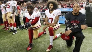 Rodilla al piso para protestar contra el racismo.