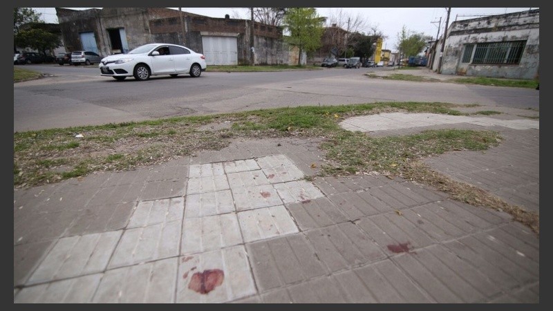 Los rastros del ataque en la vereda de Cafferata y Saavedra.