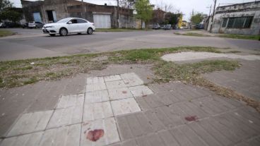 Los rastros del ataque en la vereda de Cafferata y Saavedra.