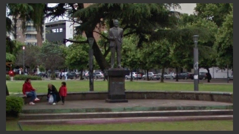 La estatua de Gardel se trasladó para la restauración.