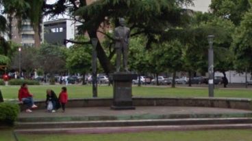 La estatua de Gardel se trasladó para la restauración.