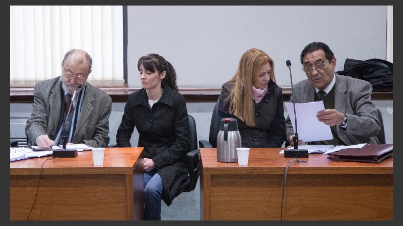 Madre e hija en el banquillo de los acusados. 