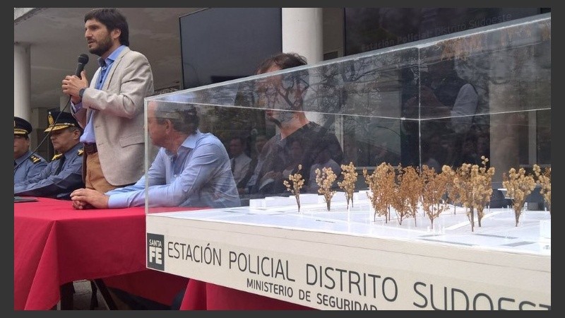 Pullaro en la presentación de la primera estación policial en Rosario.