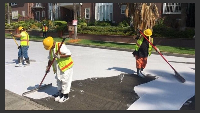Así están pintando las calles de Los Angeles.