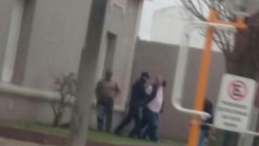 El momento en que los agentes de la PDI llevaban detenido a Coppari.