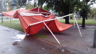 Un puesto de la feria en el parque caído por el viento.