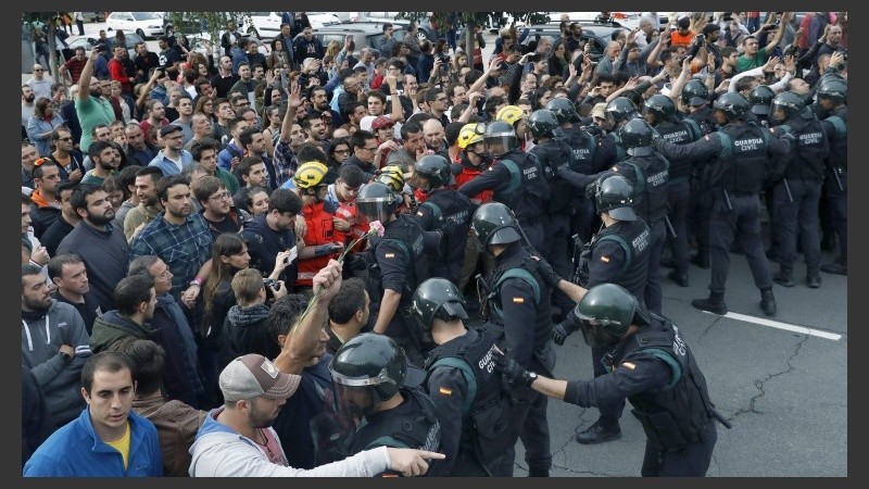 Cordón policial en Barcelona para evitar las votaciones en los colegios electorales.