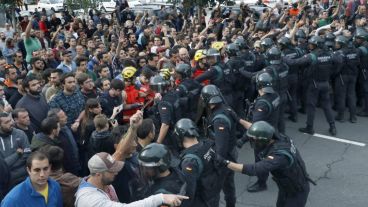 Cordón policial en Barcelona para evitar las votaciones en los colegios electorales.