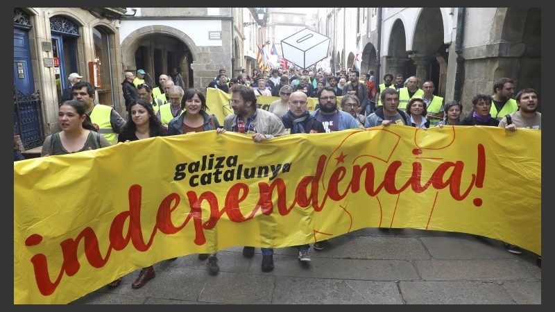 Centenares de personas se movilizan por el centro de Barcelona en apoyo al referéndum independentista.